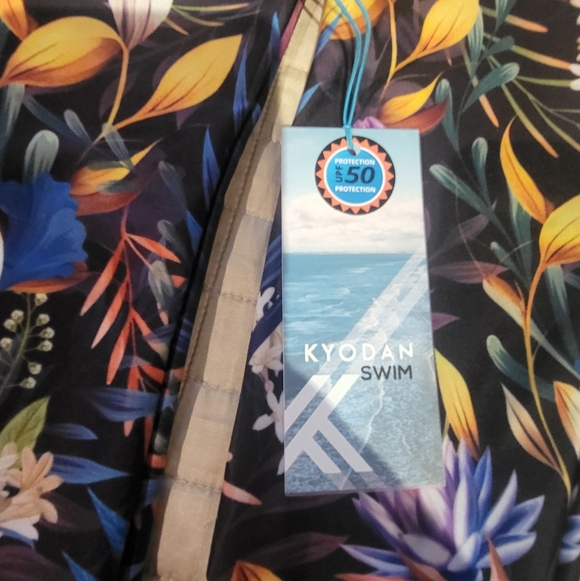 Long Sleeve Rash Guard Top - Picture 3 of 3